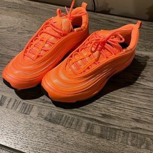 Women’s size 10 air max